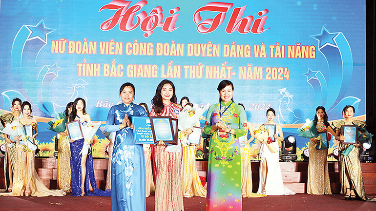 Đại diện lãnh đạo tặng hoa các thí sinh đoạt giải. (Ảnh TƯỜNG VI)