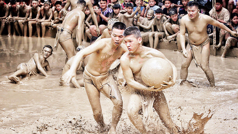 Quả cầu được làm bằng gỗ, nặng khoảng 20kg.