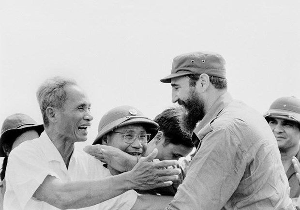 Tổng Tư lệnh Cuba Fidel Castro cùng Thủ tướng Phạm Văn Đồng trong cuộc mít-tinh của nhân dân Quảng Trị chào mừng Đoàn đến thăm vùng giải phóng miền nam Việt Nam, ngày 15/9/1973.