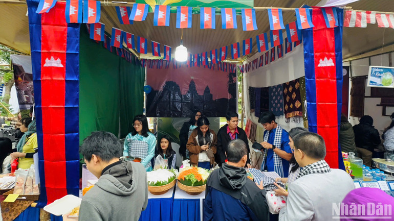 Các gian hàng ẩm thực được trang trí bắt mắt, giới thiệu nhiều món ăn đặc sắc.