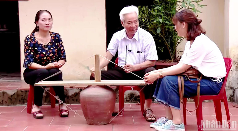 Ông Nguyễn Đình Lâu (giữa) nói về tiếng vang của trống sành.