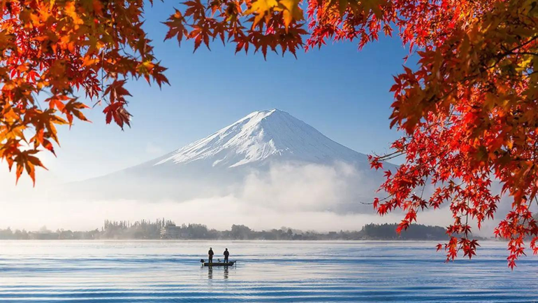 Khách du lịch tận hưởng mùa lá đỏ ở núi Phú Sĩ và Ngũ Hồ. (Ảnh: Traveloka)