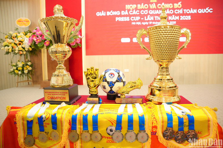 Cúp và huy chương sẽ được trao cho đội vô địch Press Cup 2025.