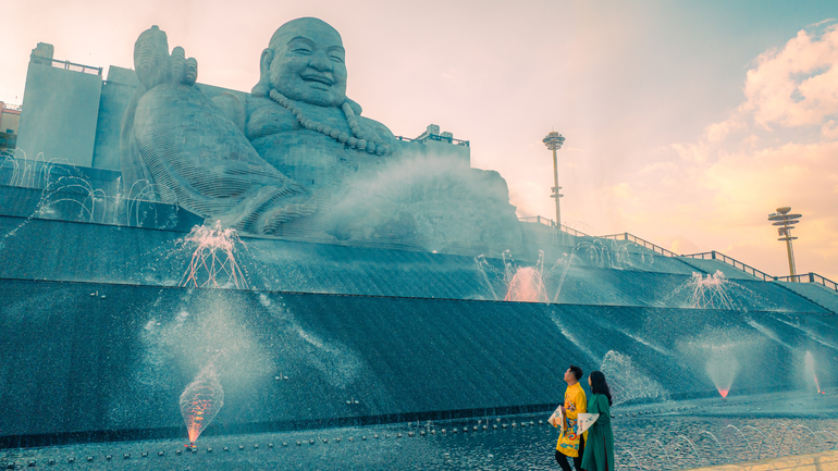 Tôn tượng Bồ Tát Di Lặc được ghép từ 6.688 viên đá sa thạch tự nhiên dựa trên cảm hứng về ruộng bậc thang.