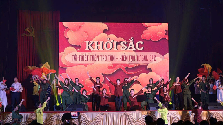 Khán giả được sống lại trong những thời khắc lịch sử trong đêm nhạc "Khúc tráng ca hòa bình". Khán giả được sống lại trong những thời khắc lịch sử trong đêm nhạc "Khúc tráng ca hòa bình".