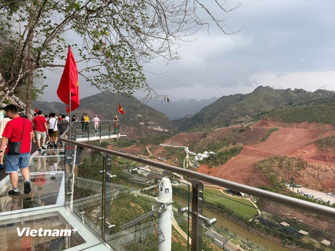 Bao la núi rừng Tây Bắc nhìn từ cầu kính Bạch Long.