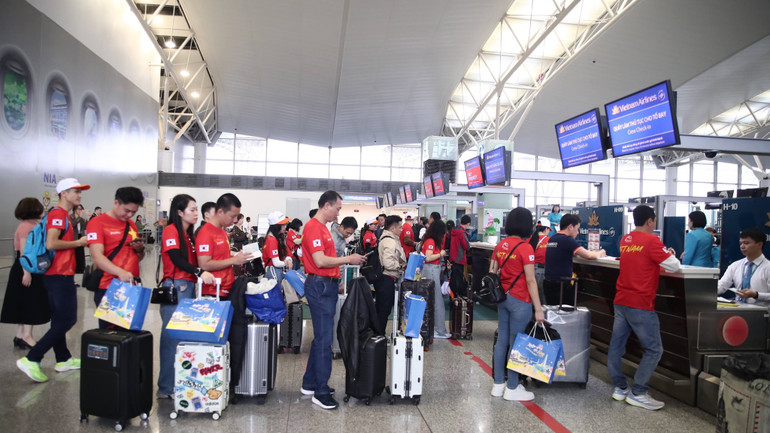 Đoàn khách Việt Nam khởi hành từ Hà Nội sang Seoul (Hàn Quốc) tham gia giải chạy kết hợp du lịch.