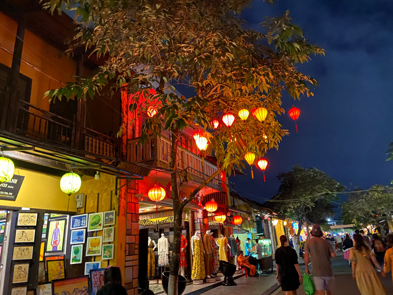 Phố phường Hội An tấp nập du khách về đêm. (Ảnh: NGỌC KHÁNH)