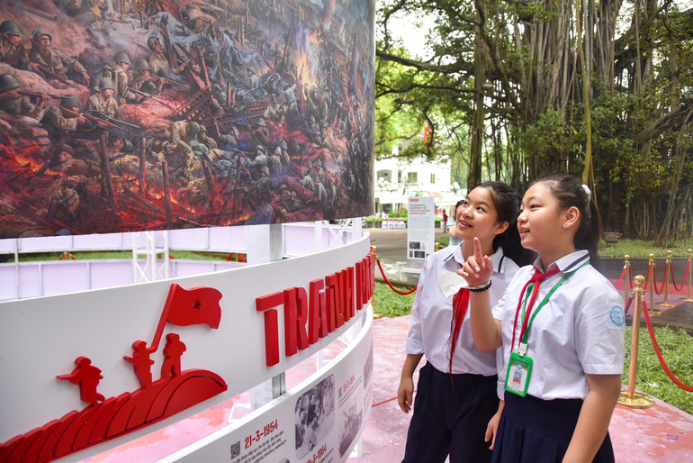 Ngọc Diệp và Minh Nguyệt trong lần ghé thăm Triển lãm tương tác tranh panorama kỷ niệm 70 năm Chiến thắng Điện Biên Phủ tại Trụ sở Báo Nhân Dân. Ngọc Diệp và Minh Nguyệt trong lần ghé thăm Triển lãm tương tác tranh panorama kỷ niệm 70 năm Chiến thắng Điện Biên Phủ tại Trụ sở Báo Nhân Dân.