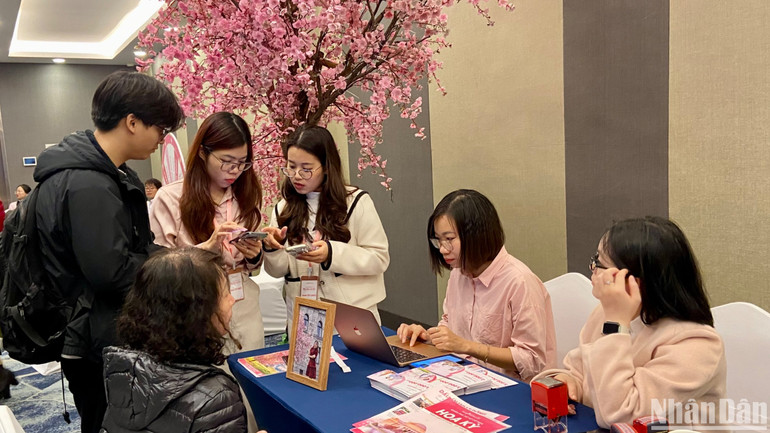 Du khách Việt tìm hiểu về các tour du lịch khám phá châu Mỹ. (Ảnh: NGỌC KHÁNH) Du khách Việt tìm hiểu về các tour du lịch khám phá châu Mỹ. (Ảnh: NGỌC KHÁNH)