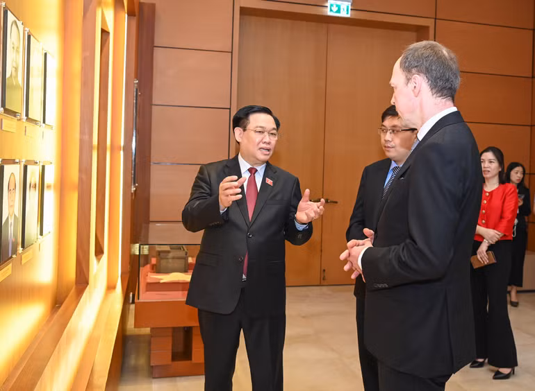 Chủ tịch Quốc hội Vương Đình Huệ trao đổi với Chủ tịch Quốc hội Phần Lan Jussi Halla-aho. Ảnh: DUY LINH