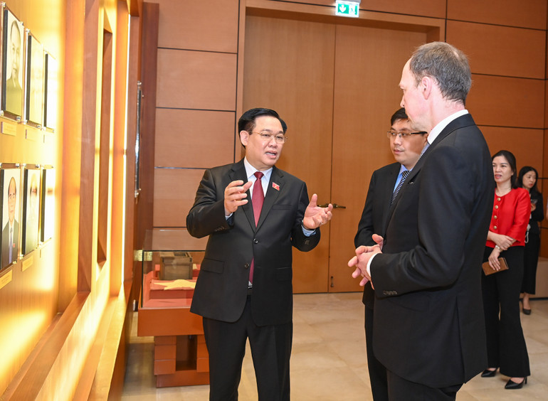 Chủ tịch Quốc hội Vương Đình Huệ trao đổi với Chủ tịch Quốc hội Phần Lan Jussi Halla-aho. Ảnh: DUY LINH