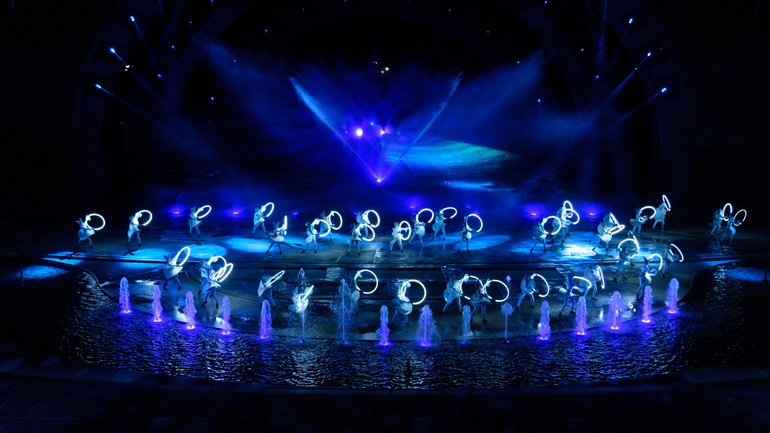 Show diễn “Nụ hôn của Biển cả” thu hút đông đảo du khách trải nghiệm. Show diễn “Nụ hôn của Biển cả” thu hút đông đảo du khách trải nghiệm.