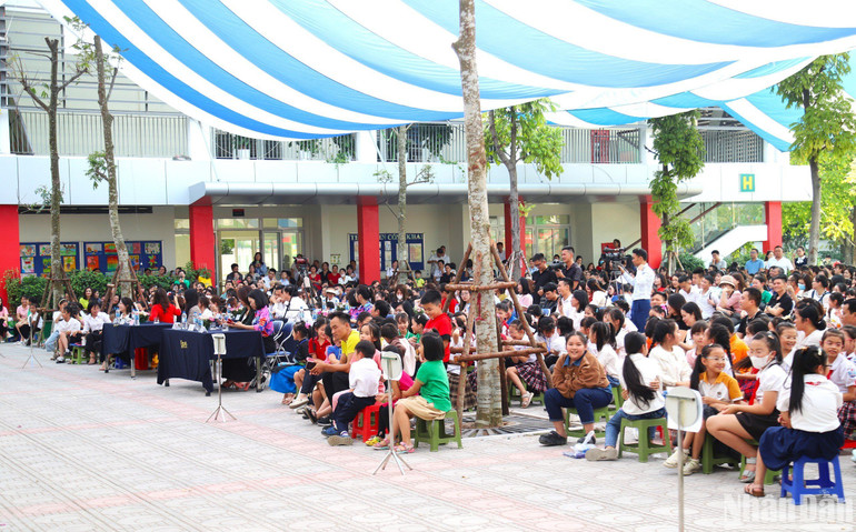 Nhiều học sinh ở các tỉnh, thành phố khắp cả nước ra Thủ đô Hà Nội tham dự Lễ trao giải Chung kết cuộc thi “Chữ đẹp tuổi thơ”.