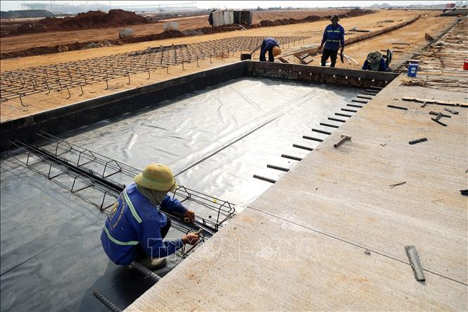 Công nhân thi công làm giằng đường lăn, sân đỗ tàu bay dự án sân bay Long Thành.