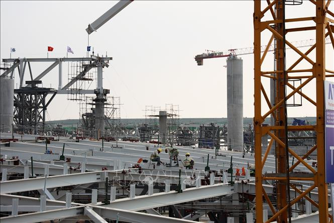 Nhà ga hành khách sân bay Long Thành thi công lắp đặt kết cấu mái thép.