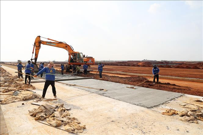 Thi công đường cất hạ cánh, đường lăn, sân đỗ tàu bay thuộc siêu dự án sân bay Long Thành.