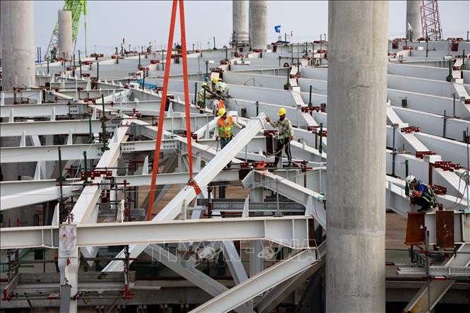 Công nhân thi công lắp đặt kết cấu mái thép sân bay Long Thành.