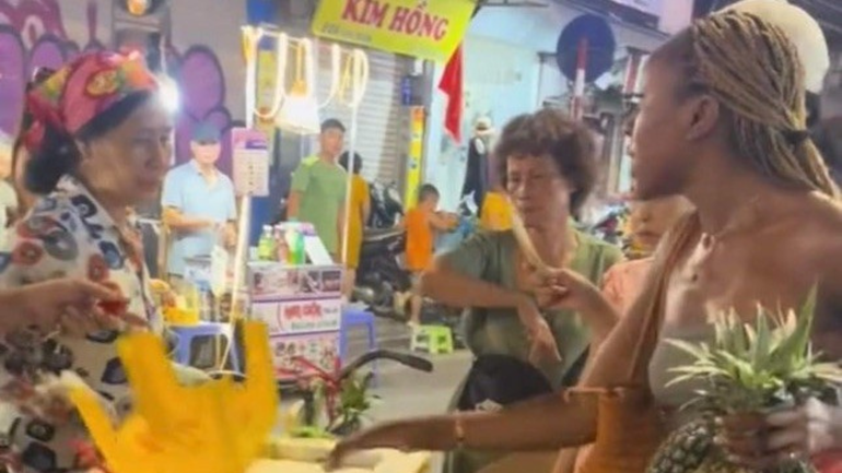 Đoạn clip gây tranh cãi giữa bà N.T.T. và 2 nữ du khách trên phố cổ Hà Nội. (Ảnh: Cắt từ clip)