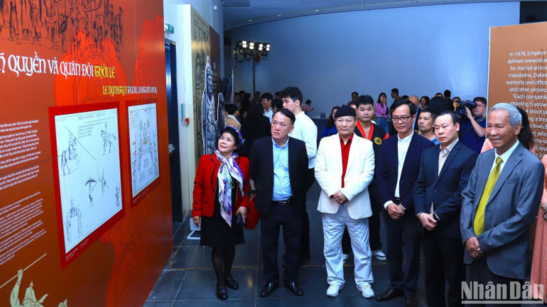 Du khách tham quan các khu vực trưng bày chuyên đề tại Bảo tàng Hà Nội.