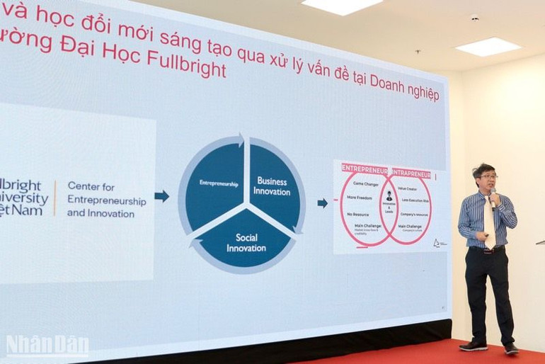 Đại diện các trường đại học, cao đẳng trình bày các bài tham luận về đổi mới sáng tạo trong hệ thống giáo dục. (Ảnh: HÀ NAM)