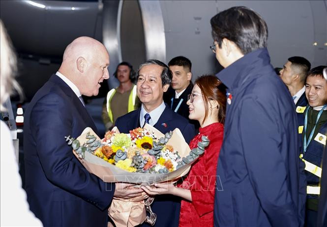 Bộ trưởng Giáo dục và Đào tạo Nguyễn Kim Sơn, Thứ trưởng Ngoại giao Đỗ Hùng Việt đón Thủ tướng New Zealand Christopher Luxon tại sân bay quốc tế Nội Bài.