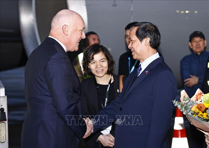 Bộ trưởng Giáo dục và Đào tạo Nguyễn Kim Sơn đón Thủ tướng New Zealand Christopher Luxon tại sân bay quốc tế Nội Bài.