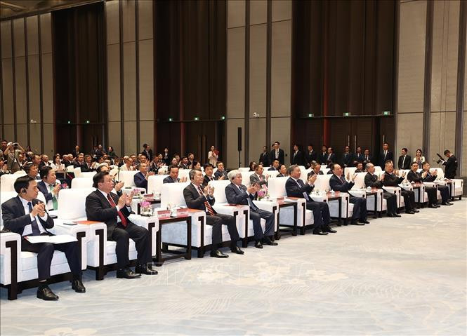 Tổng Bí thư, Chủ tịch nước Tô Lâm và thành viên đoàn hai nước tham dự gặp gỡ đại diện nhân sĩ hữu nghị Trung Quốc. Tổng Bí thư, Chủ tịch nước Tô Lâm và thành viên đoàn hai nước tham dự gặp gỡ đại diện nhân sĩ hữu nghị Trung Quốc.