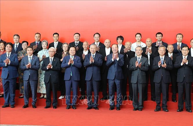 Tổng Bí thư, Chủ tịch nước Tô Lâm và các đại biểu cùng đại diện nhân sĩ hữu nghị Trung Quốc. Tổng Bí thư, Chủ tịch nước Tô Lâm và các đại biểu cùng đại diện nhân sĩ hữu nghị Trung Quốc.