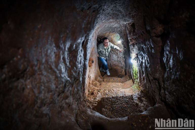 Khách du lịch tham quan di tích lịch sử văn hóa địa đạo Vịnh Mốc.