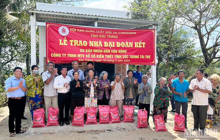 Báo Nhân Dân vận động Công ty trách nhiệm hữu hạn một thành viên Xổ số kiến thiết Sóc Trăng tặng nhà Đại đoàn kết cho hộ Khmer nghèo trong huyện Mỹ Xuyên, tỉnh Sóc Trăng.