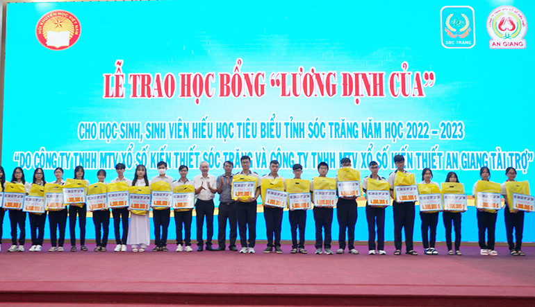 Công ty trách nhiệm hữu hạn một thành viên Xổ số kiến thiết Sóc Trăng và Công ty trách nhiệm hữu hạn một thành viên Xổ số kiến thiết An Giang phối hợp trao tặng học bổng Lương Định Của năm học 2022-2023 tại Sóc Trăng.