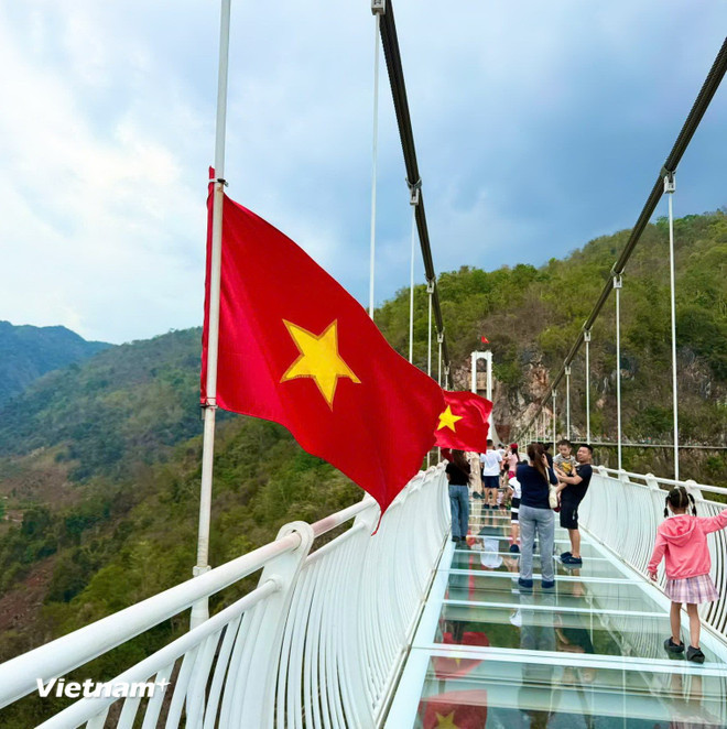Cầu đã được thử nghiệm với tải trọng lớn để bảo đảm an toàn tuyệt đối cho khách tham quan.