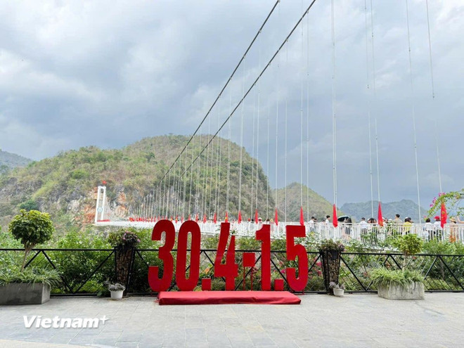 Cờ đỏ sao vàng được treo dọc cầu kính nhân kỷ niệm 50 năm Ngày Giải phóng miền nam, thống nhất đất nước.