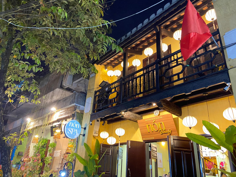 Nhiều ngôi nhà ở phố cổ Hội An đang kinh doanh các dịch vụ du lịch, làm đẹp và giải trí.