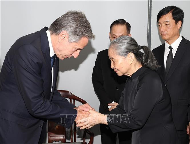 Ngoại trưởng Hoa Kỳ Antony Blinken chia buồn cùng bà Ngô Thị Mận, Phu nhân của Tổng Bí thư Nguyễn Phú Trọng. (Ảnh: TTXVN) Ngoại trưởng Hoa Kỳ Antony Blinken chia buồn cùng bà Ngô Thị Mận, Phu nhân của Tổng Bí thư Nguyễn Phú Trọng. (Ảnh: TTXVN)