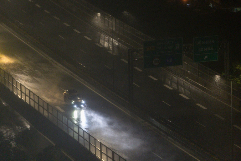 Đường Vành đai 3 (đoạn qua khu đô thị Thành phố giao lưu) vắng bóng phương tiện khi bão Yagi quét qua Hà Nội. (Ảnh: SƠN TÙNG) Đường Vành đai 3 (đoạn qua khu đô thị Thành phố giao lưu) vắng bóng phương tiện khi bão Yagi quét qua Hà Nội. (Ảnh: SƠN TÙNG)