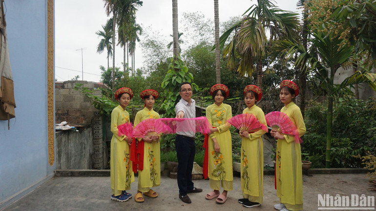 Tác giả và các bạn trẻ yêu mến, học hát dậm.