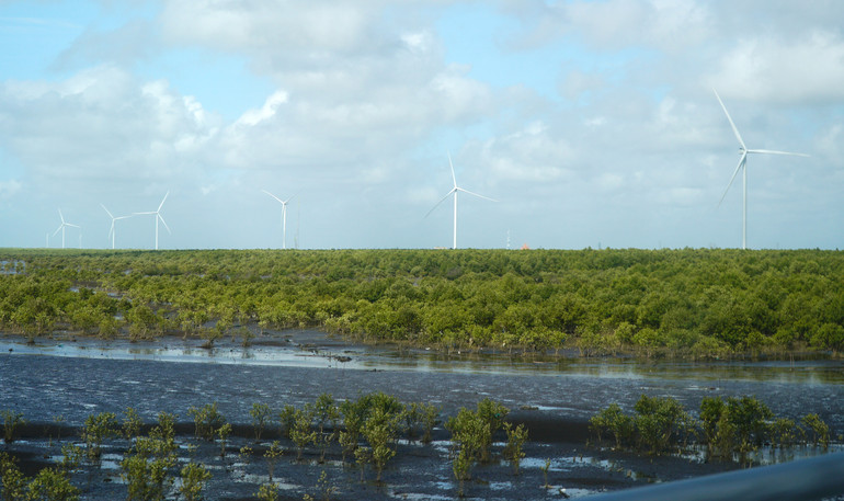 Tiềm năm biển và năng lượng sạch của Sóc Trăng đã và đang được khai thác hiệu quả. Tiềm năm biển và năng lượng sạch của Sóc Trăng đã và đang được khai thác hiệu quả.