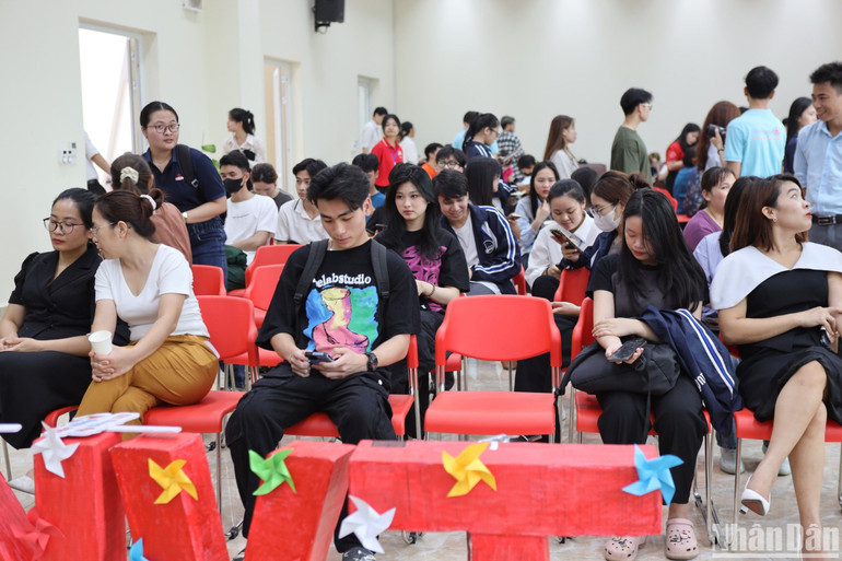 Ngày hội hiến máu “Sắc hồng hy vọng” lần thứ 22 thu hút đông đảo sinh viên trên địa bàn thành phố Hà Nội tham gia.