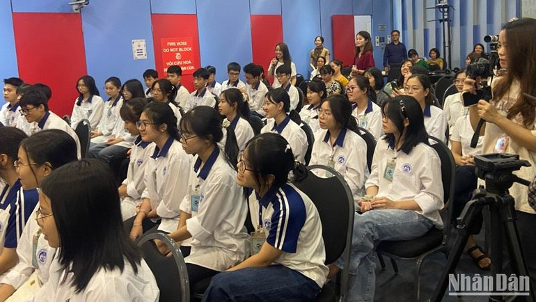 Nhiều bạn trẻ thể hiện sự hào hứng khi lắng nghe hành trình đến với ẩm thực của nữ đầu bếp. Nhiều bạn trẻ thể hiện sự hào hứng khi lắng nghe hành trình đến với ẩm thực của nữ đầu bếp.