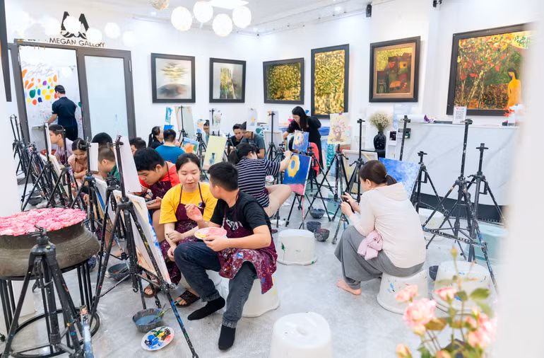 Lớp học vẽ do họa sĩ Lương Giang tổ chức cho trẻ mắc chứng tự kỷ. Lớp học vẽ do họa sĩ Lương Giang tổ chức cho trẻ mắc chứng tự kỷ.