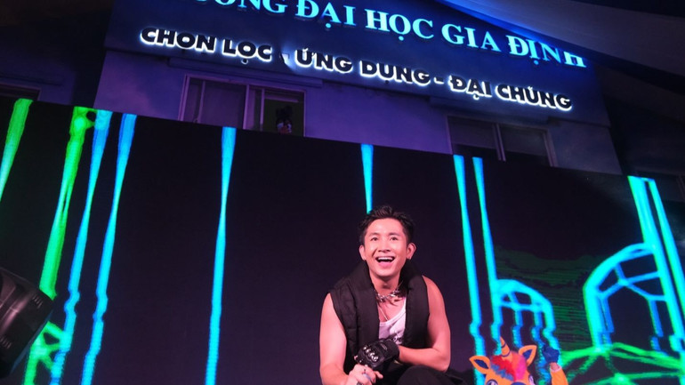 Rapper Ricky Star khuấy động sân khấu đêm nhạc trong tiếng hò reo của các sinh viên.