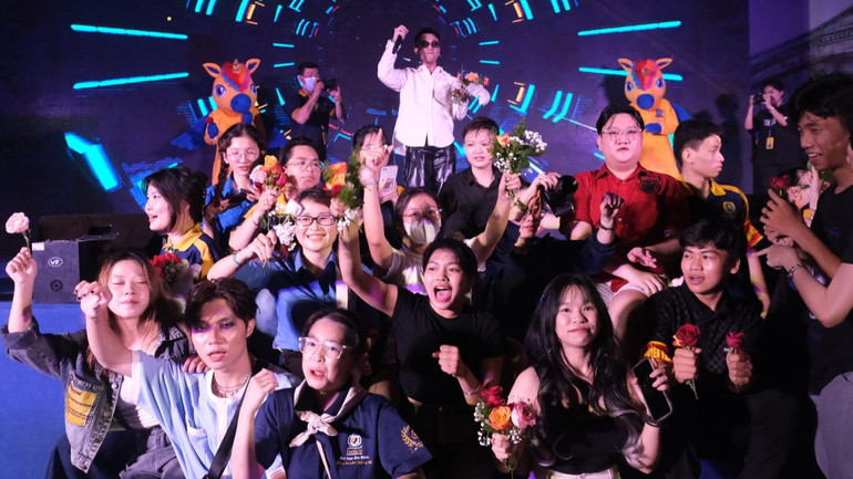 Sinh viên GDU cùng hòa chung không khí dưới sự dẫn dắt của ca sĩ Dương Eward.