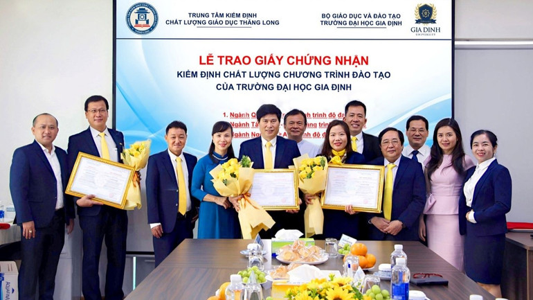 GDU đón nhận Giấy chứng nhận kiểm định chất lượng 3 ngành là quản trị kinh doanh, tài chính-ngân hàng và ngôn ngữ Anh.