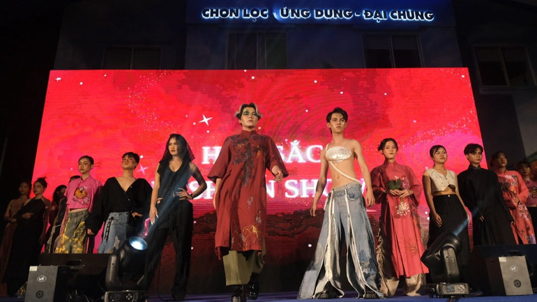 Fashion Show của Khoa Truyền thông số giành giải Nhất trong Đêm nhạc Hòa sắc.