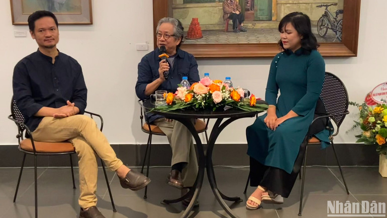 Buổi trao đổi với khán giả bên lề Triển lãm "Hiện thực +" của các họa sĩ.