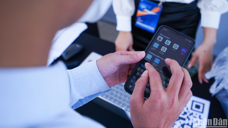 Chỉ cần một chiếc điện thoại thông minh, người dùng có thể nhanh chóng truy cập vào các ứng dụng công nghệ, dễ dàng quản lý các hoạt động cá nhân.