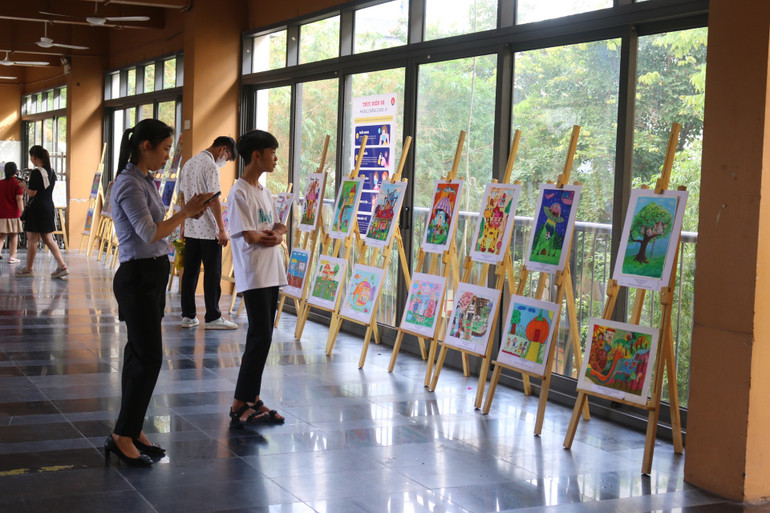 Các tác phẩm xuất sắc nhất sẽ được lựa chọn để trưng bày tại triển lãm và trao giải vào cuối tháng 5/2024. Các tác phẩm xuất sắc nhất sẽ được lựa chọn để trưng bày tại triển lãm và trao giải vào cuối tháng 5/2024.