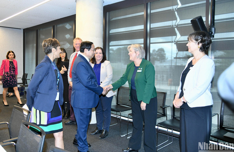 Thủ tướng Phạm Minh Chính với cán bộ của CSIRO.